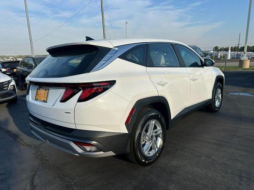 White Pearl 2026 Hyundai TUCSON SE