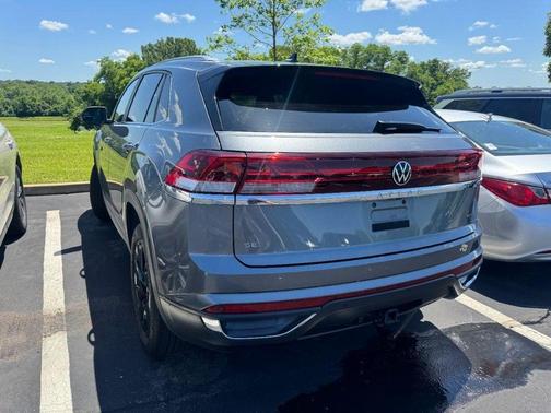 Platinum Gray Metallic 2024 Volkswagen Atlas Cross Sport 2.0T SE w/Technology