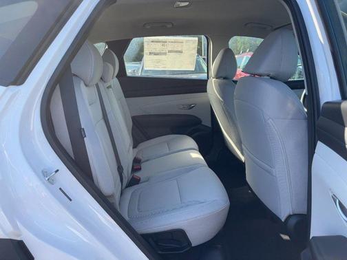 White Pearl 2026 Hyundai TUCSON SE