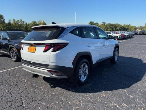 White Pearl 2026 Hyundai TUCSON SE