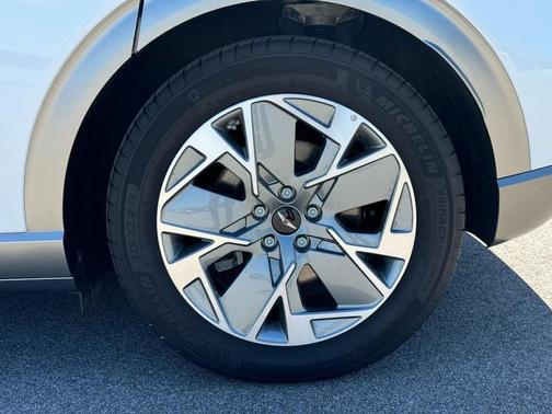 2024 Genesis GV60 Standard