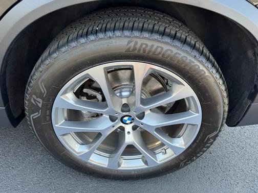 Black Sapphire Metallic 2025 BMW X5 xDrive40i