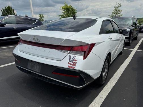 White 2025 Hyundai ELANTRA SE