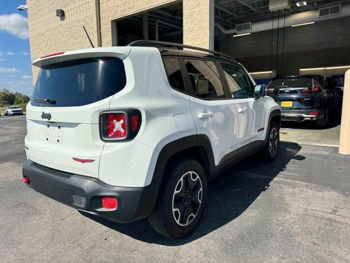 Alpine White 2016 Jeep Renegade Trailhawk