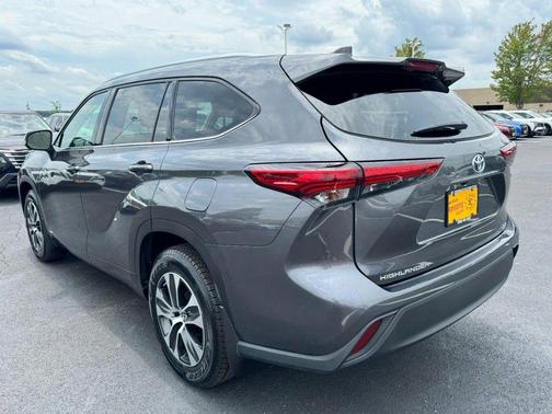 Magnetic Gray Metallic 2021 Toyota Highlander Hybrid XLE