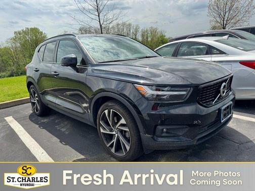 Onyx Black Metallic 2022 Volvo XC40 T5 R-Design