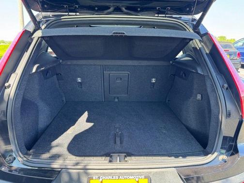 Onyx Black Metallic 2022 Volvo XC40 T5 R-Design