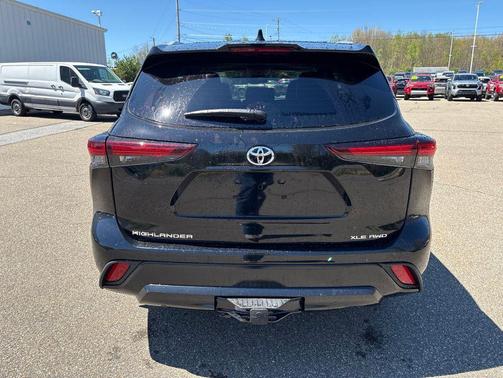 Midnight Black Metallic 2026 Toyota Highlander XLE