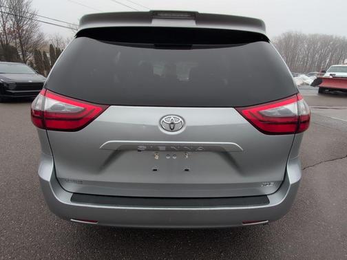 2020 Toyota Sienna XLE