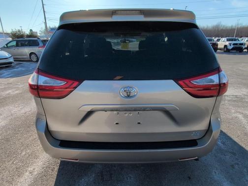 2016 Toyota Sienna LE