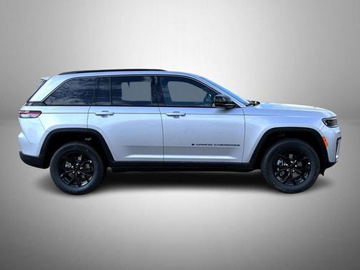 Silver Zynith 2026 Jeep Grand Cherokee Altitude