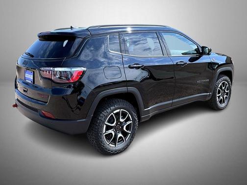 Diamond Black Crystal Pearlcoat 2026 Jeep Compass Trailhawk