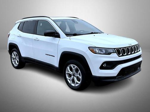 Bright White Clearcoat 2025 Jeep Compass Latitude