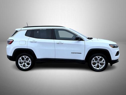 Bright White Clearcoat 2025 Jeep Compass Latitude