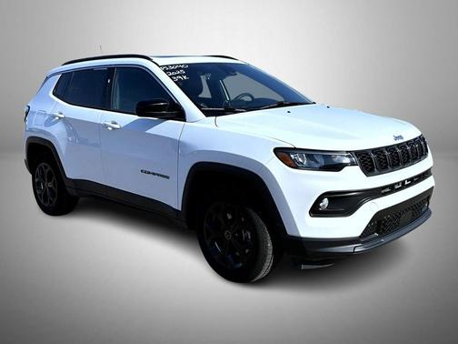 Bright White Clearcoat 2025 Jeep Compass Latitude