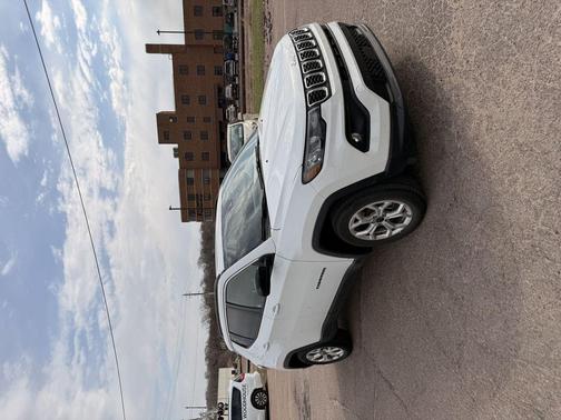 Bright White Clearcoat 2025 Jeep Compass Latitude