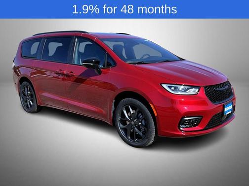 Red Hot Pearlcoat 2026 Chrysler Pacifica Limited