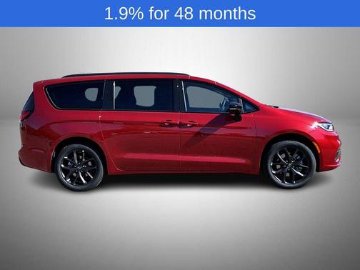 Red Hot Pearlcoat 2026 Chrysler Pacifica Limited