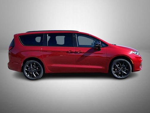 Red Hot Pearlcoat 2026 Chrysler Pacifica Limited