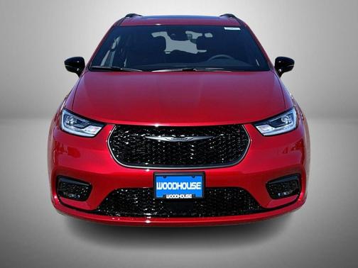 Red Hot Pearlcoat 2026 Chrysler Pacifica Limited