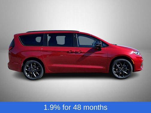 Red Hot Pearlcoat 2026 Chrysler Pacifica Limited