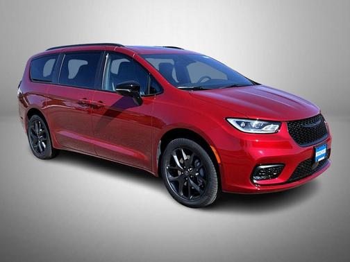 Red Hot Pearlcoat 2026 Chrysler Pacifica Limited