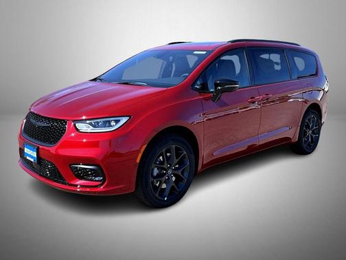 Red Hot Pearlcoat 2026 Chrysler Pacifica Limited