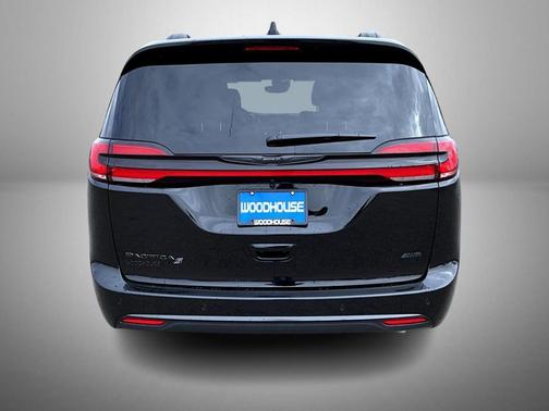 Diamond Black Crystal Pearlcoat 2026 Chrysler Pacifica L