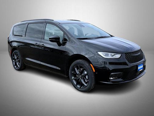 Diamond Black Crystal Pearlcoat 2026 Chrysler Pacifica L