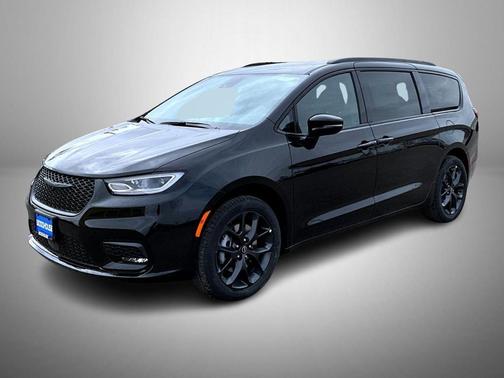 Diamond Black Crystal Pearlcoat 2026 Chrysler Pacifica L