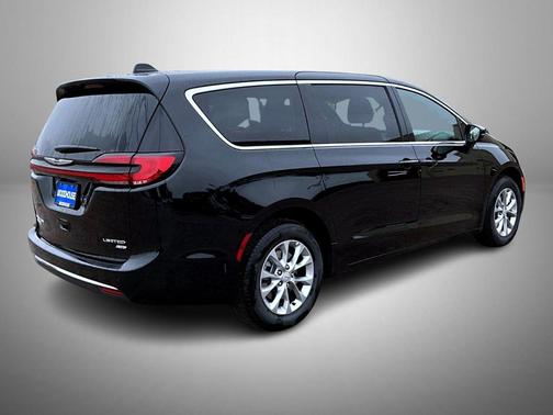 Diamond Black Crystal Pearlcoat 2026 Chrysler Pacifica Limited