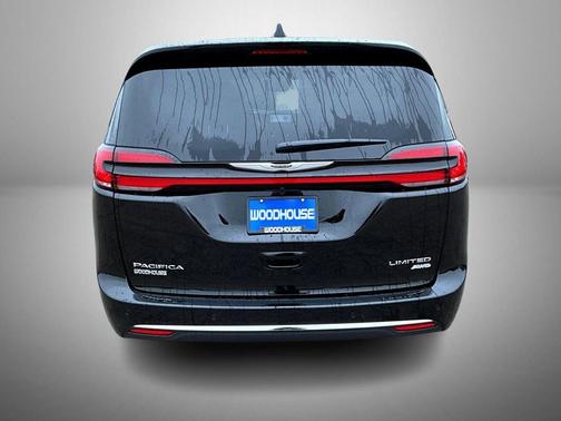 Diamond Black Crystal Pearlcoat 2026 Chrysler Pacifica Limited