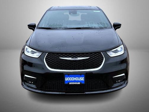 Diamond Black Crystal Pearlcoat 2026 Chrysler Pacifica Limited