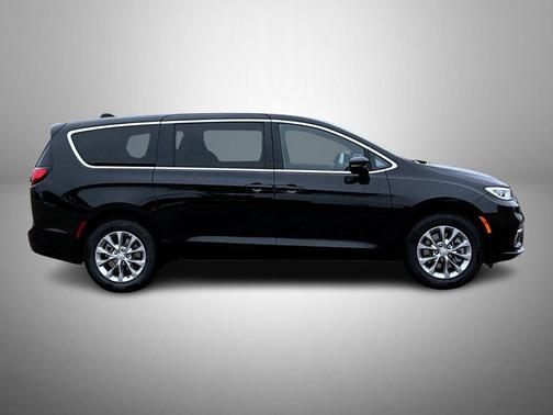 Diamond Black Crystal Pearlcoat 2026 Chrysler Pacifica Limited