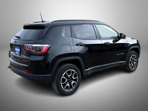 Diamond Black Crystal Pearlcoat 2025 Jeep Compass Trailhawk