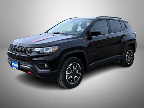 Diamond Black Crystal Pearlcoat 2025 Jeep Compass Trailhawk