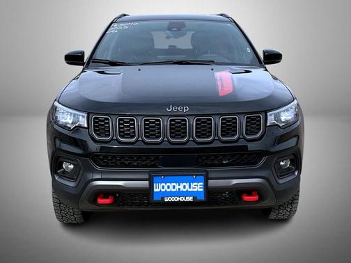 Diamond Black Crystal Pearlcoat 2025 Jeep Compass Trailhawk