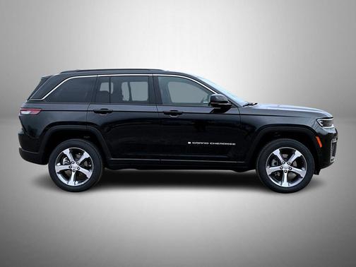 Diamond Black Crystal Pearlcoat 2026 Jeep Grand Cherokee Limited