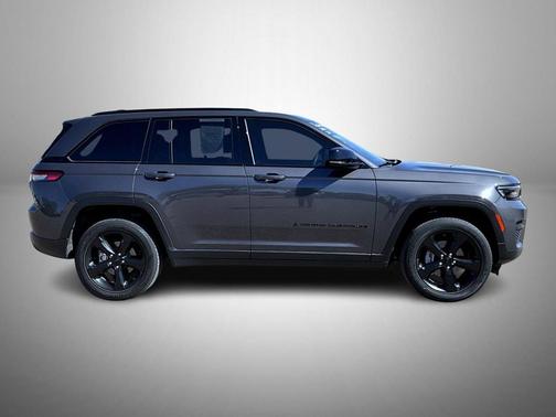 Baltic Gray Metallic Clearcoat 2023 Jeep Grand Cherokee Altitude