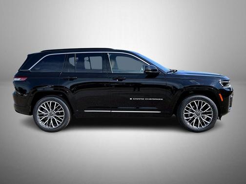 Diamond Black Crystal Pearlcoat 2026 Jeep Grand Cherokee Summit