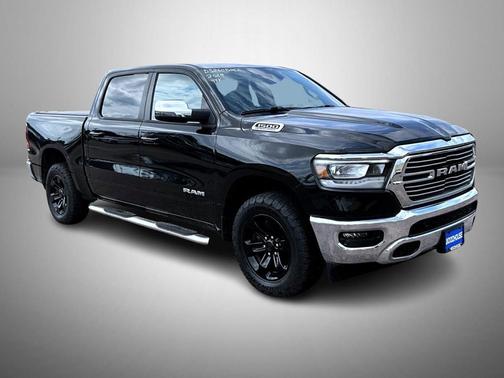 Diamond Black Crystal Pearlcoat 2024 RAM 1500 Laramie
