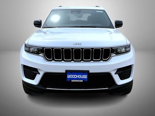 Bright White Clearcoat 2026 Jeep Grand Cherokee Altitude