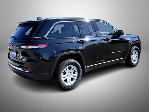 Diamond Black Crystal Pearlcoat 2023 Jeep Grand Cherokee Laredo