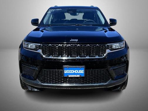 Diamond Black Crystal Pearlcoat 2023 Jeep Grand Cherokee Laredo