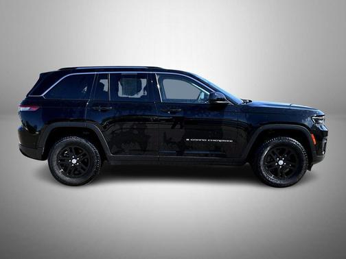 Diamond Black Crystal Pearlcoat 2023 Jeep Grand Cherokee Laredo