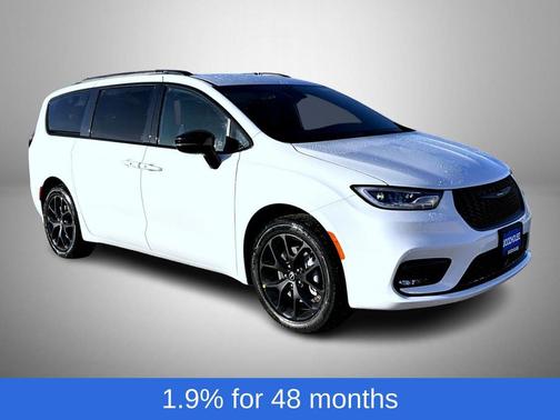 Bright White Clearcoat 2026 Chrysler Pacifica L