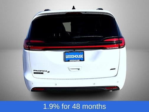 Bright White Clearcoat 2026 Chrysler Pacifica L