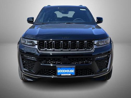 Diamond Black Crystal Pearlcoat 2026 Jeep Grand Cherokee Limited