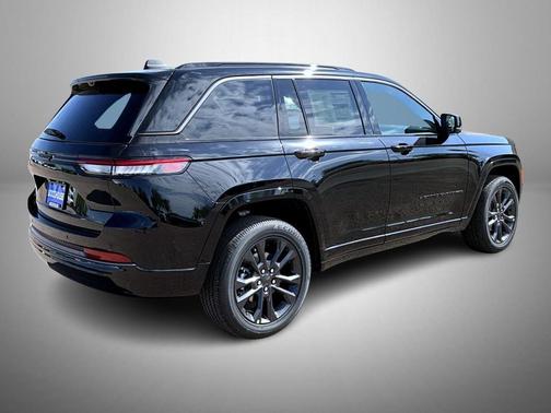 Diamond Black Crystal Pearlcoat 2026 Jeep Grand Cherokee Limited