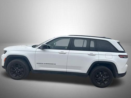 Bright White Clearcoat 2025 Jeep Grand Cherokee Altitude